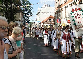 Występy folklorystyczne i barwne korowody TKB co roku przyciągają w Beskidy tysiące turystów  (© Fot. ARC)