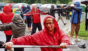 Zanim w sobotę miłośnicy nordic walkingu wyruszyli w trasę, musieli dobrze się rozgrzać, bo akurat mocno padało (© fot. Łukasz Klimaniec)